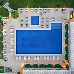 Yacht Club Hotel