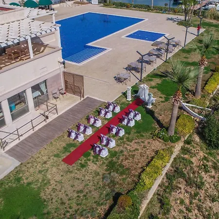 Yacht Club Hotel