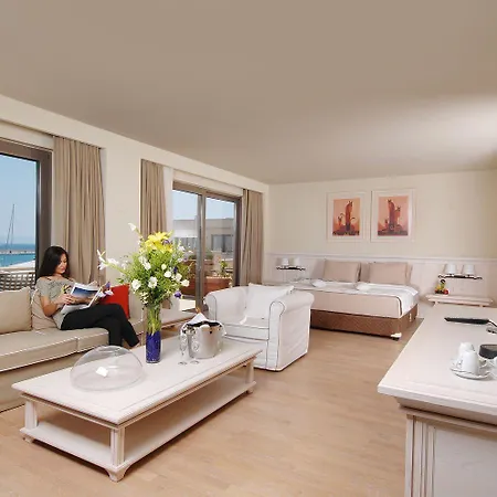 Yacht Club Hotel