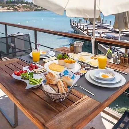 Szálloda Yacht Club 5*