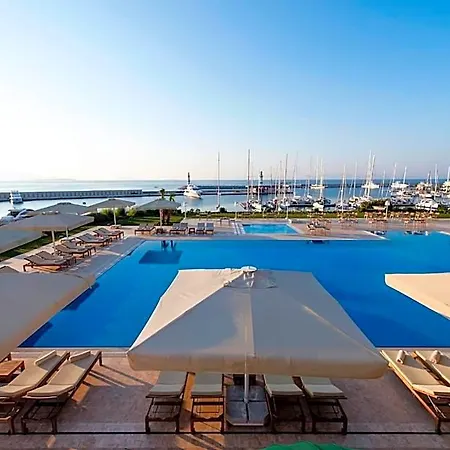 Yacht Club 5*