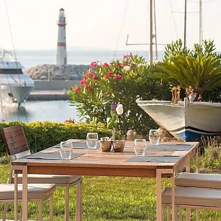 Yacht Club 5*