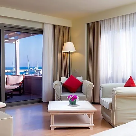 Yacht Club 5*