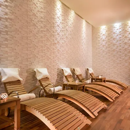Yacht Club Szálloda 5*