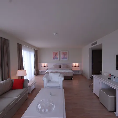 Yacht Club Hotel 5*