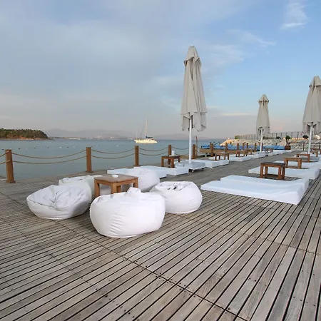 Yacht Club Hotel