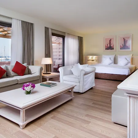 Yacht Club Hotel
