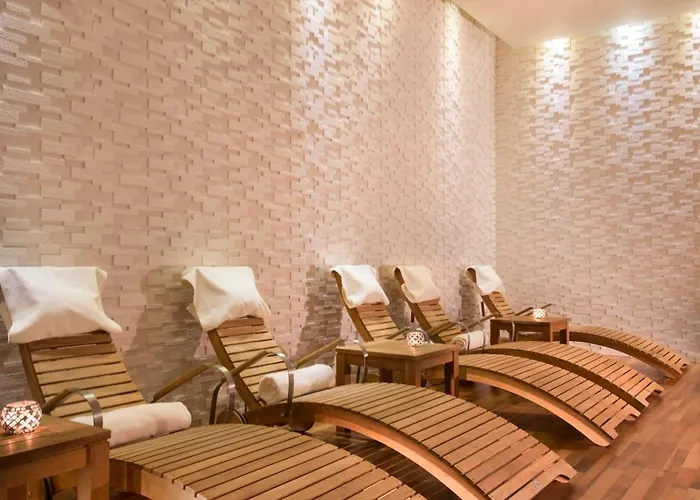 Yacht Club Hotel 5*