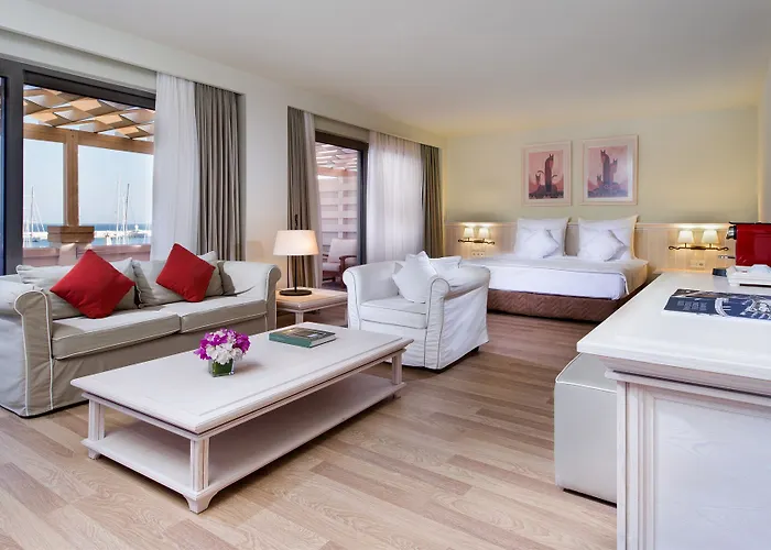 Yacht Club Hotel